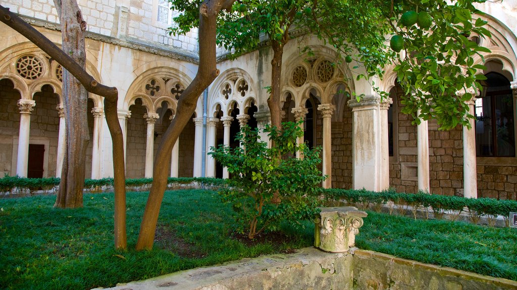 Monasterio dominicano ofreciendo patrimonio de arquitectura y un parque