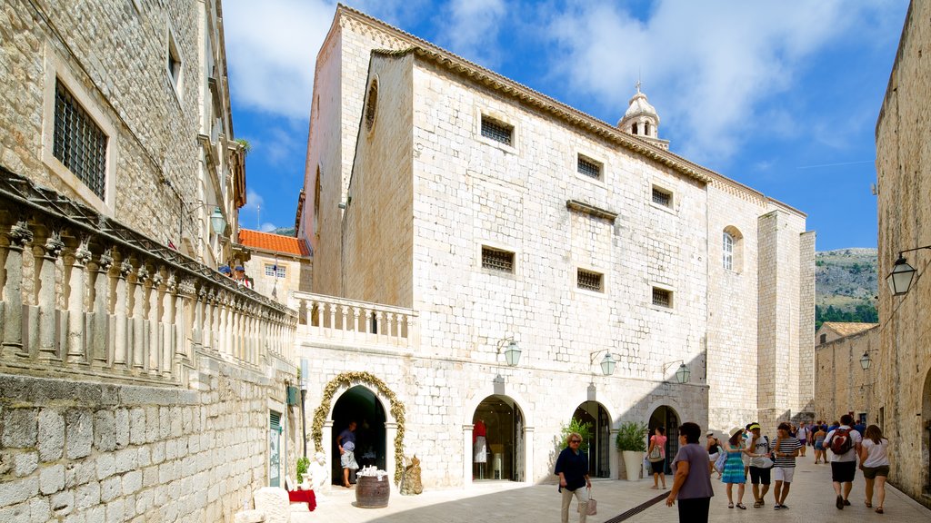 Monasterio Dominicano, Dubrovnik, Croacia que incluye arquitectura patrimonial y también un pequeño grupo de personas