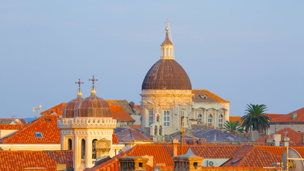 Dubrovnik Katedral som viser kulturarvsgenstande og en by