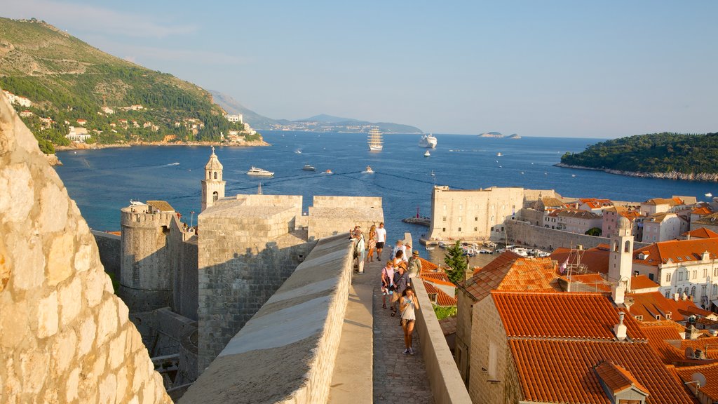 Dubrovnik - Dalmacia Sur ofreciendo una ciudad costera y vista general a la costa y también un pequeño grupo de personas