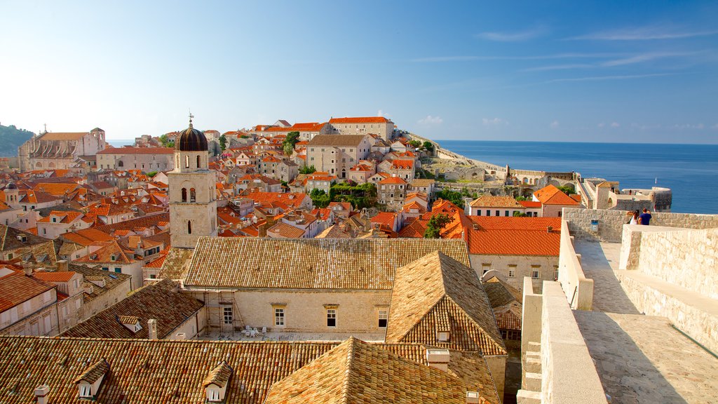 Croacia ofreciendo vista general a la costa y una ciudad costera