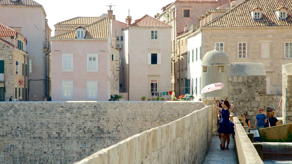 Dubrovnik – Dalmácia do Sul mostrando uma cidade pequena ou vila assim como um pequeno grupo de pessoas