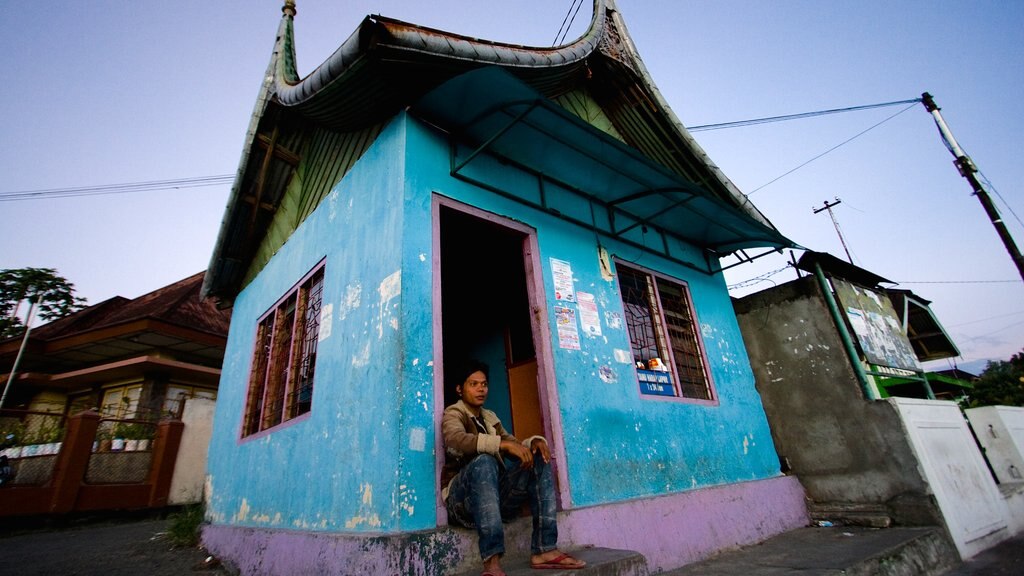 Sumatra mostrando una casa y también un hombre