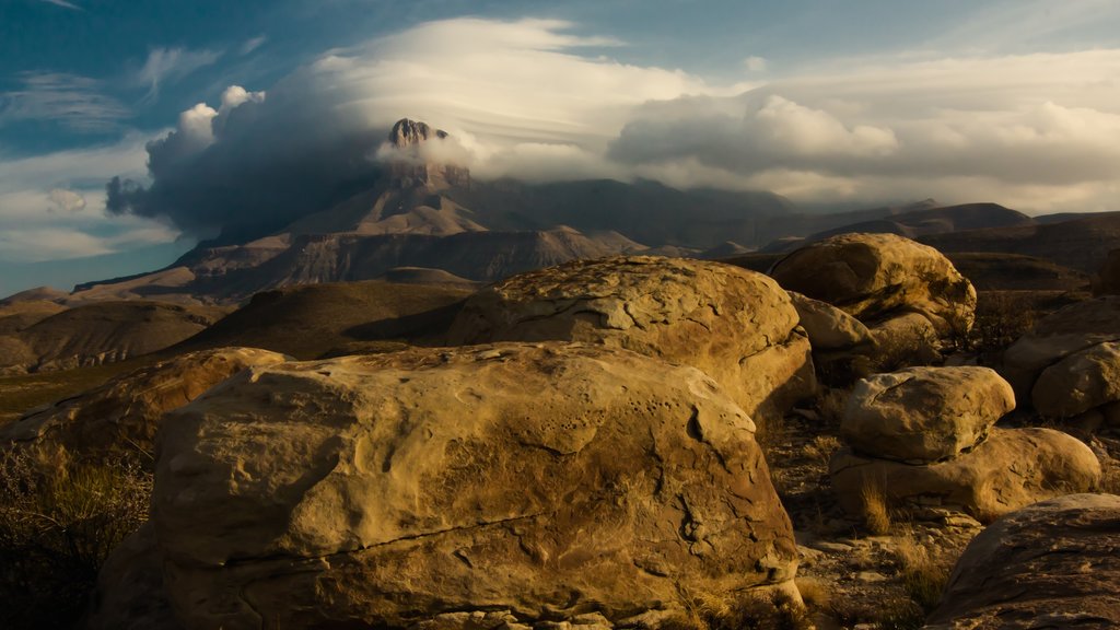 Midland montrant panoramas, montagnes et vues du désert