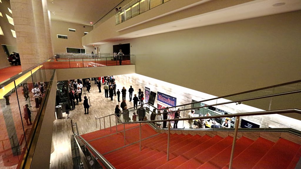 Midland ofreciendo escenas de teatro, vista interna y arte escénico