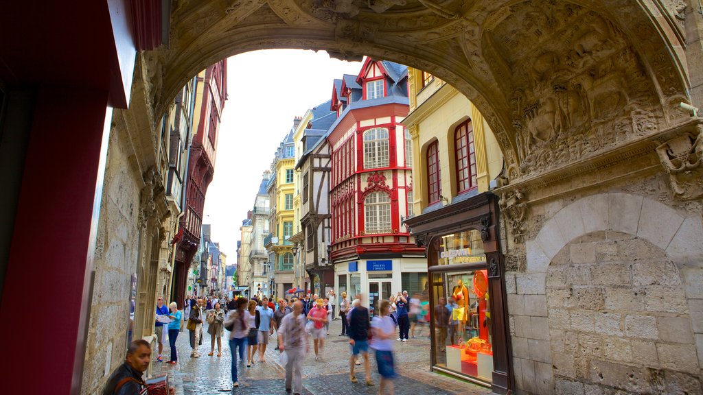 Gros Horloge showing heritage elements and a square or plaza as well as a large group of people