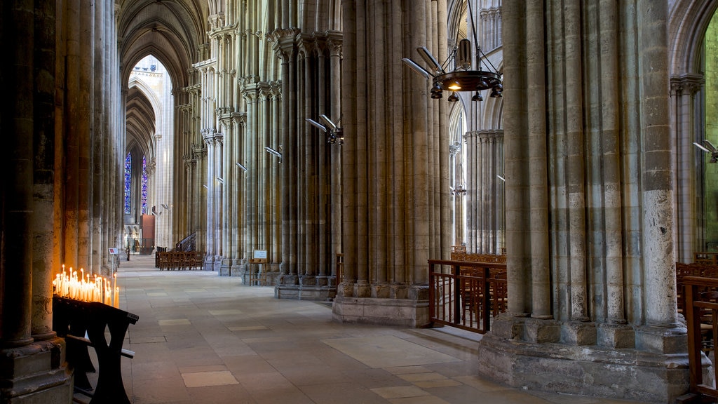 Catedral de Rouen que incluye aspectos religiosos, una iglesia o catedral y vista interna