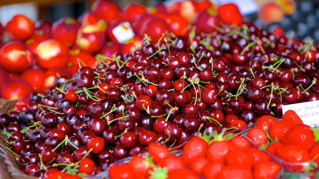 Saint-Jean-de-Luz showing markets and food