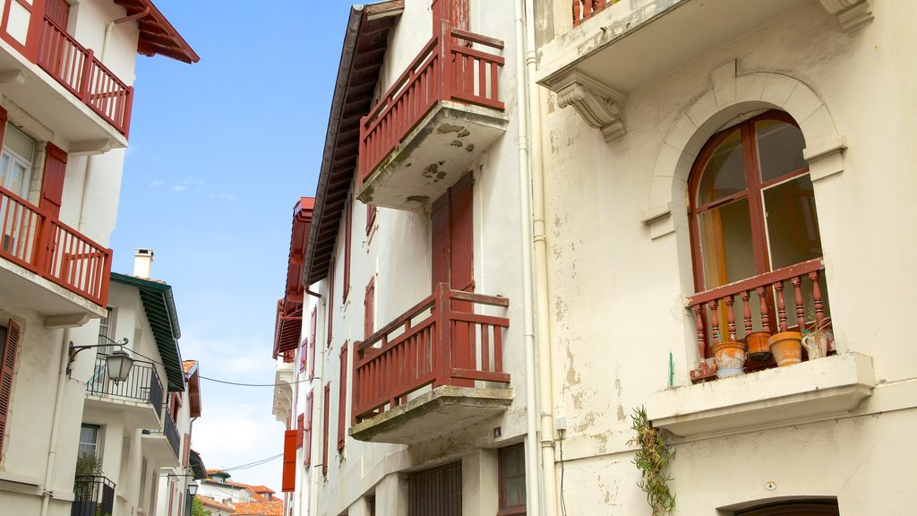 Saint-Jean-de-Luz som inkluderer historisk arkitektur og liten by eller landsby