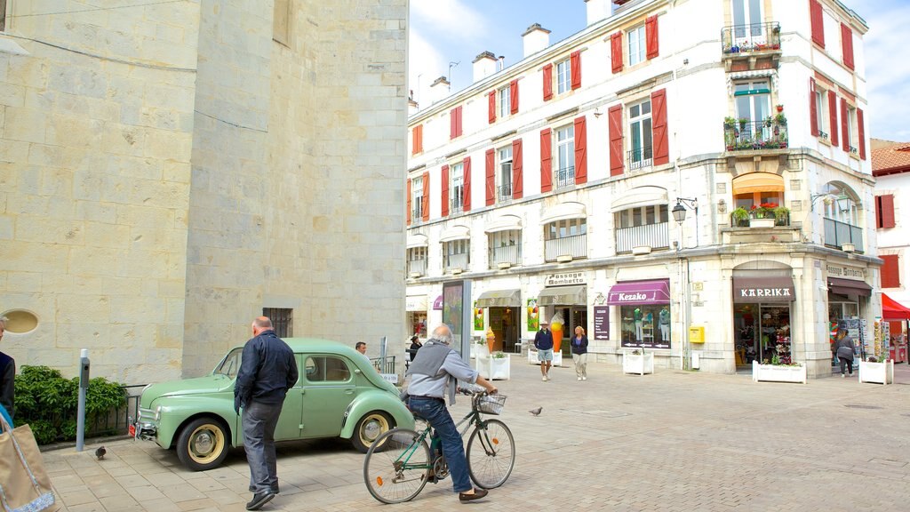 Saint-Jean-de-Luz montrant cyclisme et architecture patrimoniale