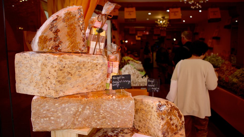 Saint-Jean-de-Luz qui includes scènes intérieures, nourriture et magasinage