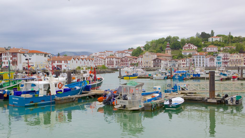 San Juan de Luz que incluye botes, un club náutico y una ciudad costera