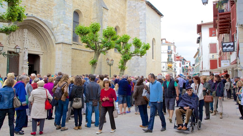 San Juan de Luz y también un gran grupo de personas