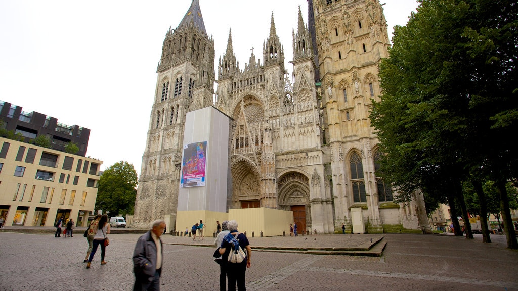 Catedral de Rouen que inclui uma igreja ou catedral, arquitetura de patrimônio e uma praça ou plaza