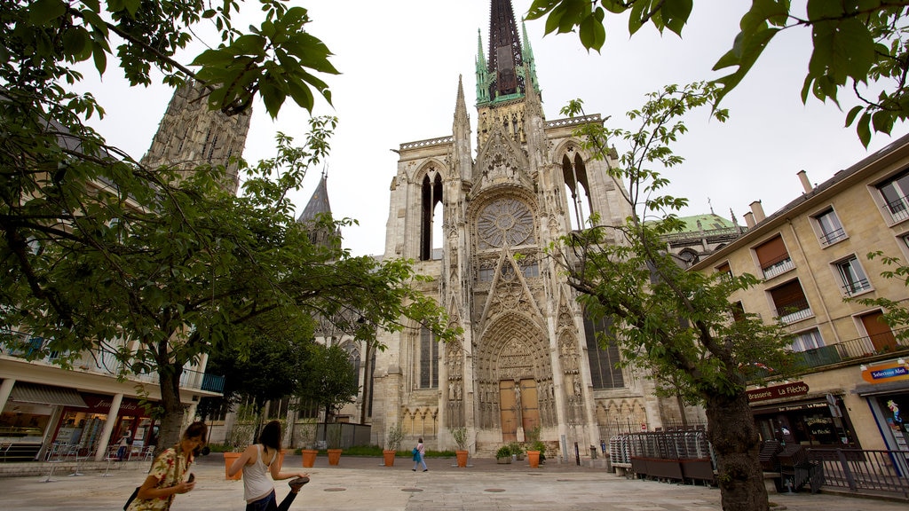 Cattedrale di Rouen mostrando chiesa o cattedrale, architettura d\'epoca e piazza