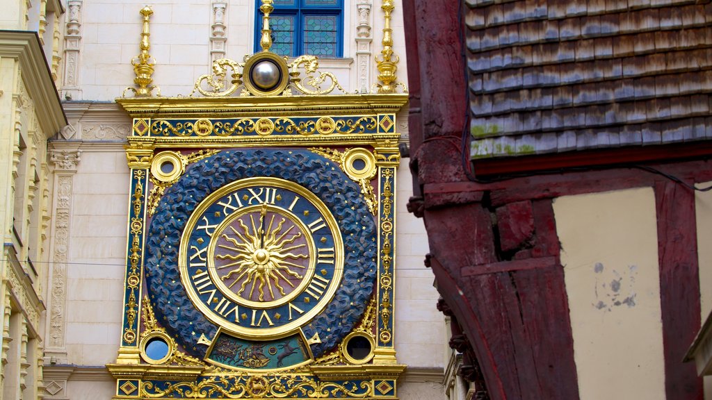 Gros Horloge qui includes art