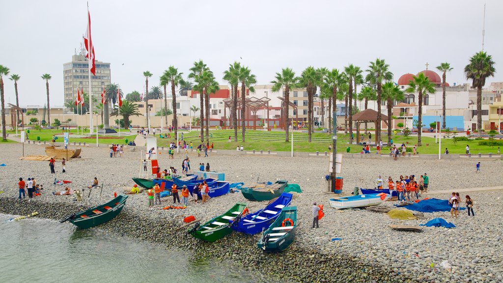 Punta Hermosa que incluye una playa de guijarros, una ciudad costera y kayak o canoa