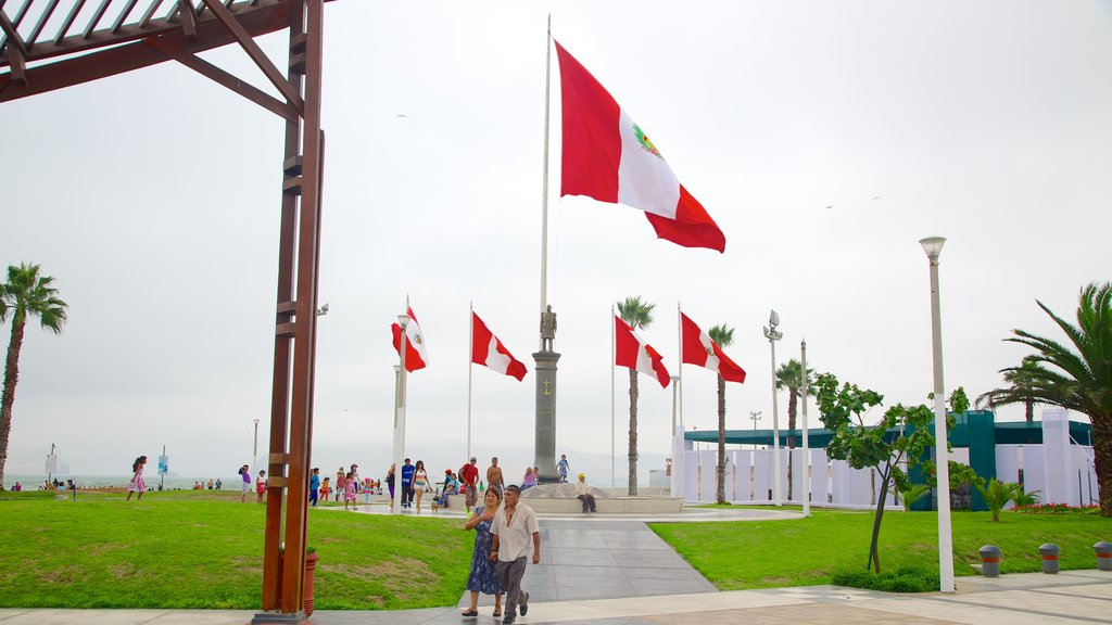 Punta Hermosa mostrando un monumento y también un gran grupo de personas