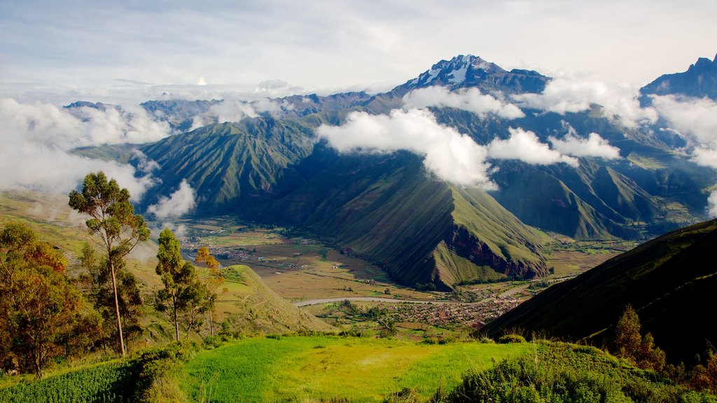 Urubamba som omfatter fredfyldte omgivelser, bjerge og udsigt over landskaber