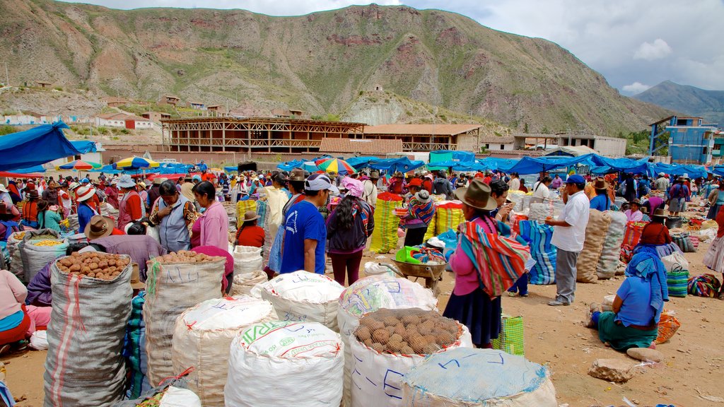 Urubamba som omfatter indfødt kultur, bjerge og markeder