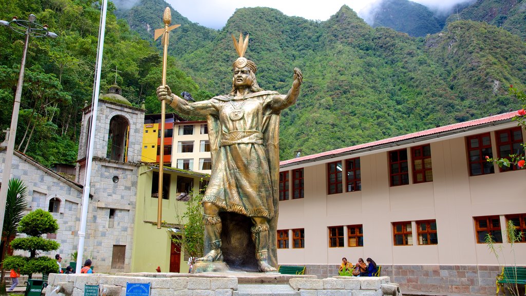 Cusco inclusief kunst in de open lucht en een standbeeld of beeldhouwwerk