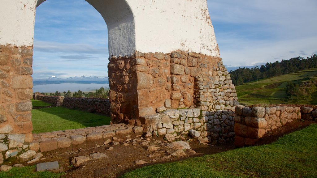 Chincheros which includes building ruins