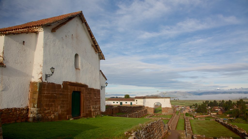 Chincheros montrant éléments du patrimoine et paysages paisibles