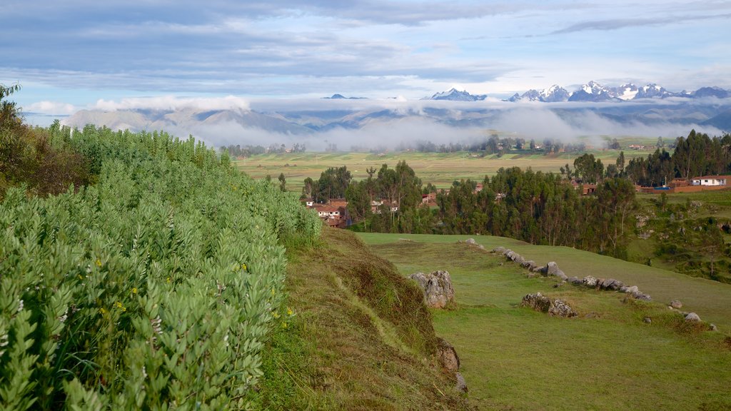 Chincheros qui includes paysages paisibles et paysages