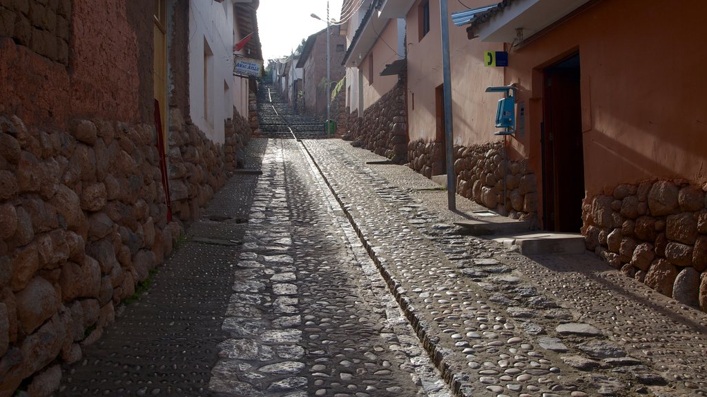 Chincheros mostrando una pequeña ciudad o aldea