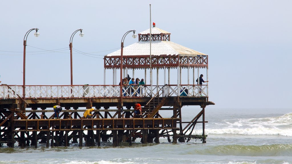 หาด Huanchaco แสดง ชายฝั่งทะเล