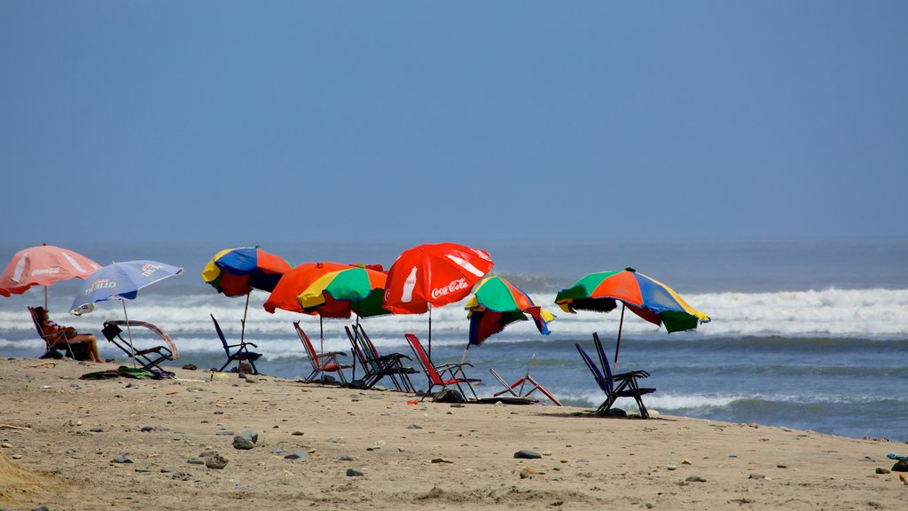 Playa Huanchaco que incluye una playa de arena