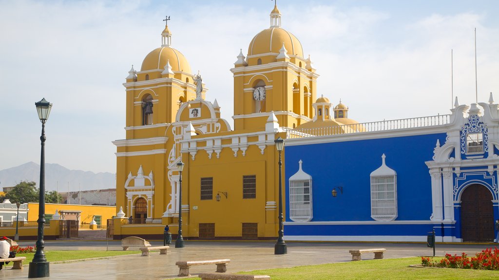 Trujillo Cathedral showing a church or cathedral