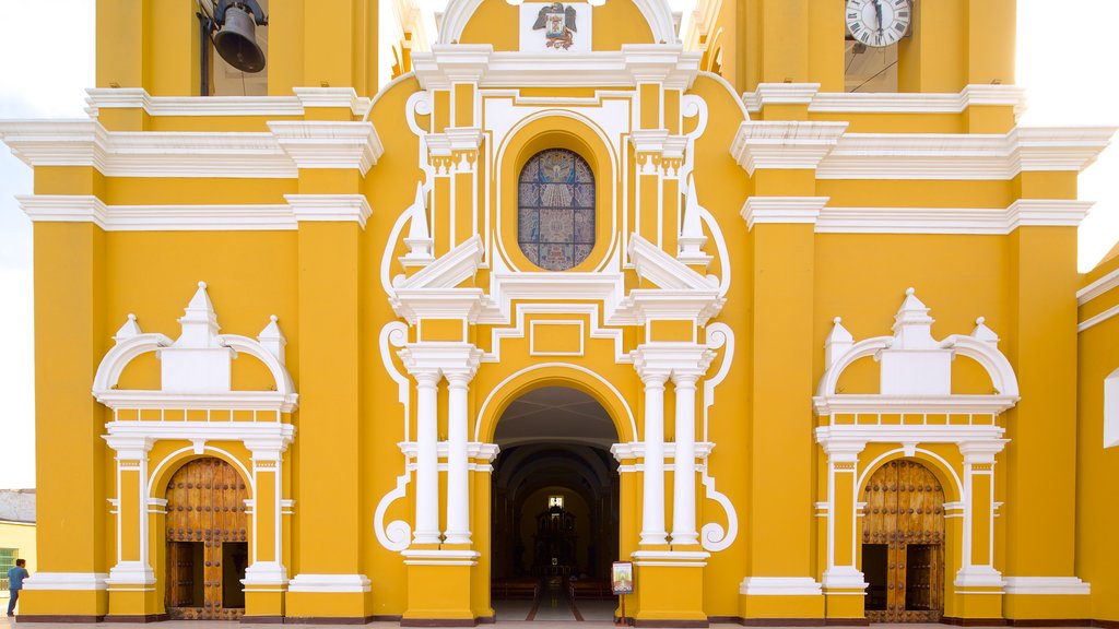 Catedral de Trujillo mostrando uma igreja ou catedral