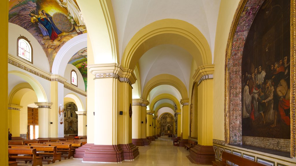 Catedral de Trujillo toont interieur en een kerk of kathedraal