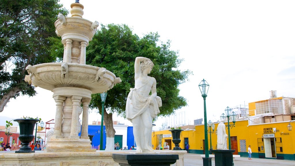 La Libertad que inclui uma fonte e uma estátua ou escultura