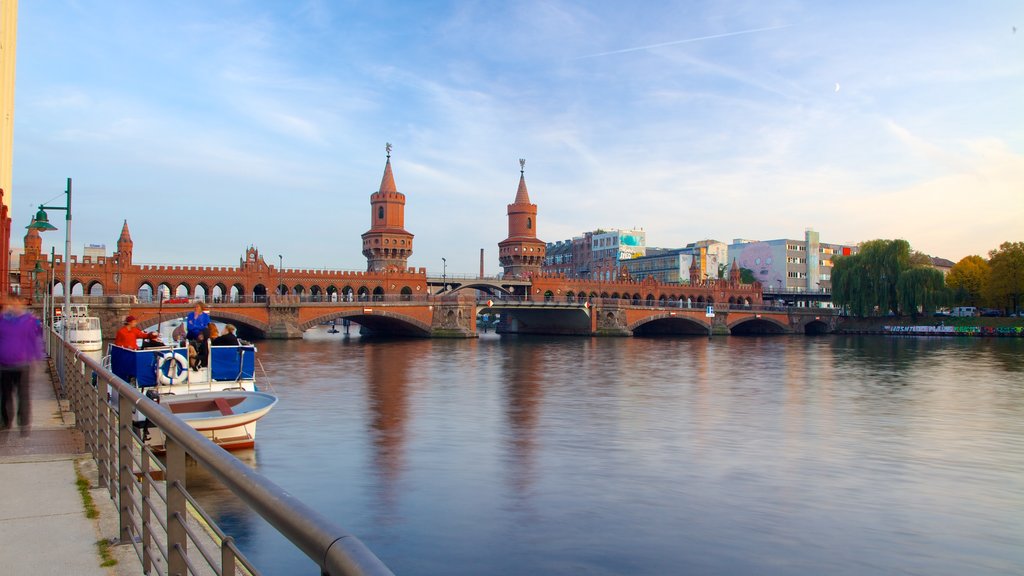 Oberbaumbrücke bevat een brug en een rivier of beek