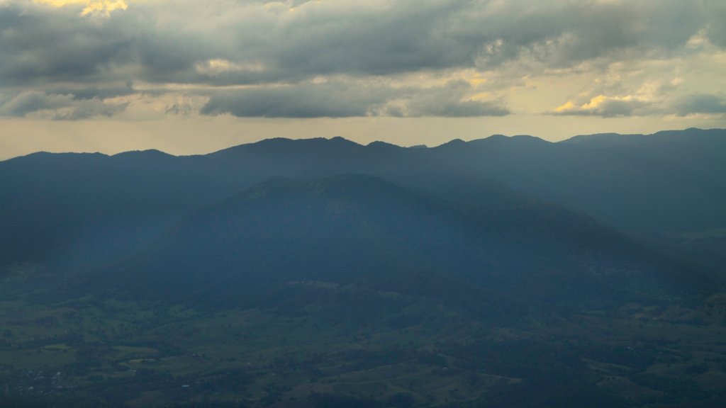 Mount Warning que inclui neblina e montanhas