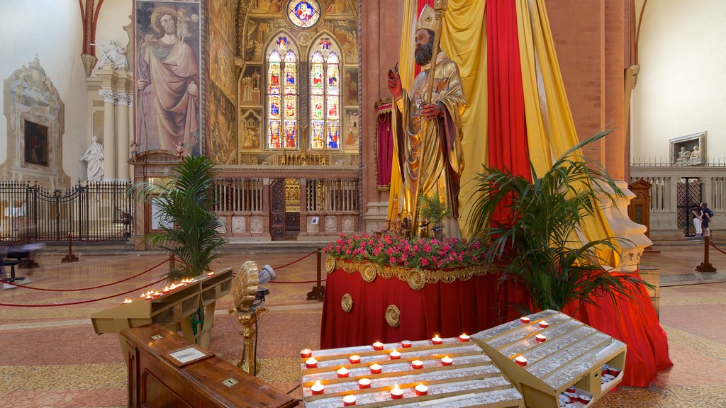 Basilica S. Petronio caracterizando aspectos religiosos, uma igreja ou catedral e vistas internas