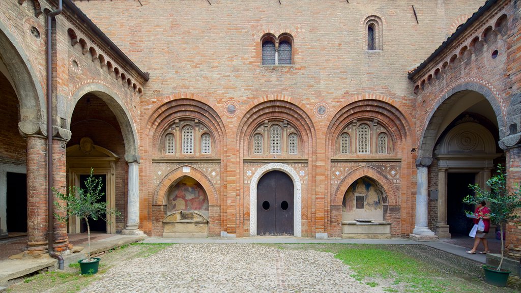 Basilica Santo Stefano johon kuuluu tori ja vanha arkkitehtuuri