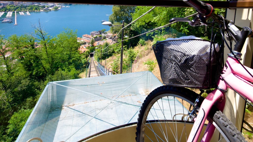 Kabelspoorweg Como-Brunate toont fietsen en een kuststadje