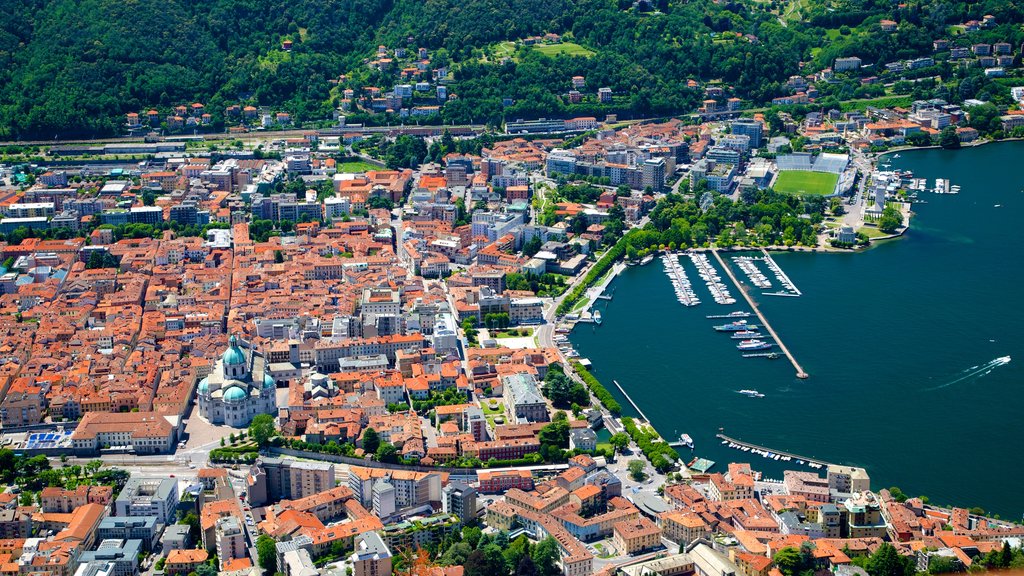 Kabelspoorweg Como-Brunate toont een kuststadje, een jachthaven en een stad