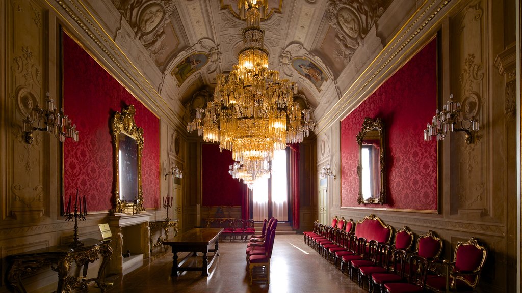 Palazzo Comunale mostrando un castillo, elementos del patrimonio y vistas interiores