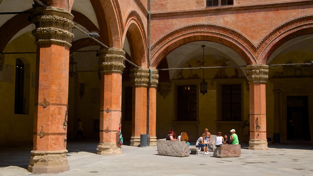 Palazzo Comunale som inkluderer historisk arkitektur og torg eller plass