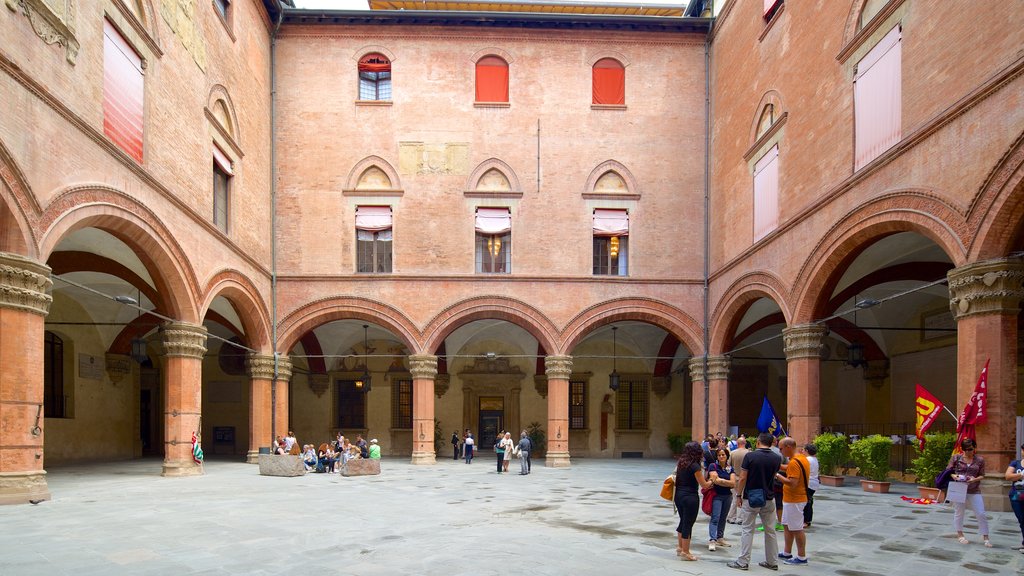 Palazzo Comunale toont historische architectuur en een plein