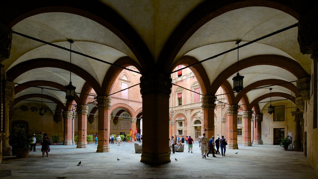 Palazzo Comunale som viser torg eller plass og historisk arkitektur