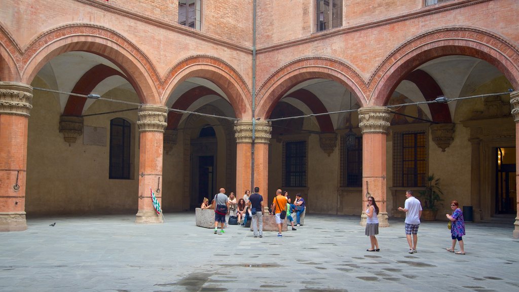 Palazzo Comunale ofreciendo una plaza y arquitectura patrimonial y también un gran grupo de personas