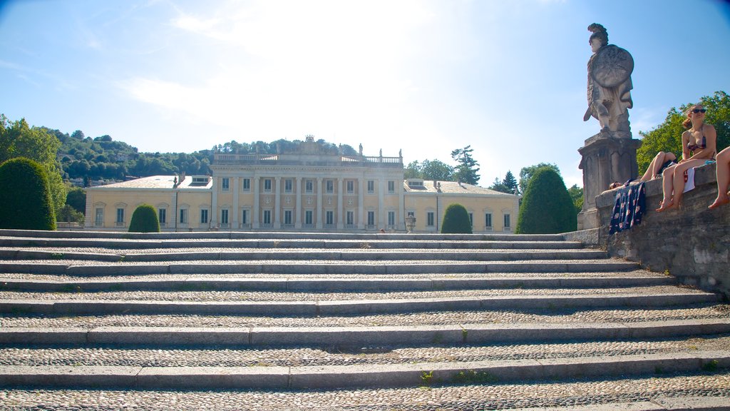 Villa Olmo showing a statue or sculpture, heritage architecture and heritage elements