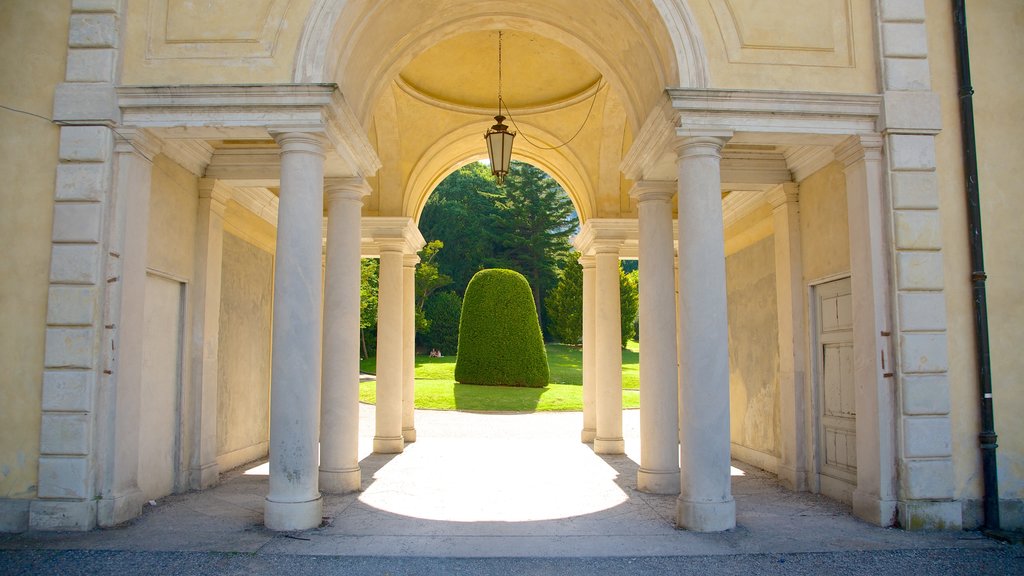 Villa Olmo mostrando elementos patrimoniales, un parque y arquitectura patrimonial