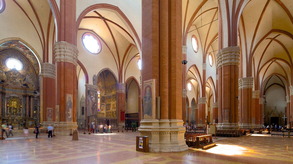 Basilica S. Petronio que inclui elementos religiosos, vistas internas e uma igreja ou catedral