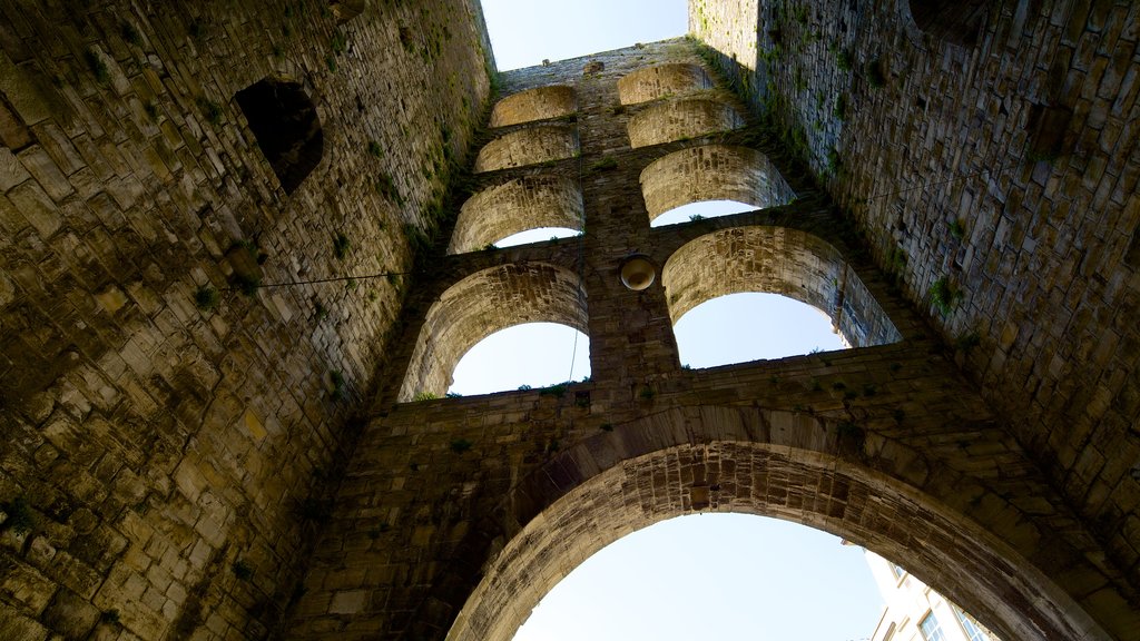 Piazza Vittoria showing building ruins and heritage architecture